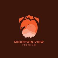 ilustração de logotipo de floresta de montanha com inspiração de design de vetor ao ar livre do pôr do sol