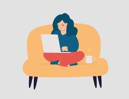 mulher autônoma trabalhando no laptop enquanto bebe seu café em casa. empresária sentada no sofá e usando seu computador para administrar seus negócios online. ilustração vetorial vetor