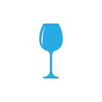 ícone de vidro de cálice de vetor azul eps10 isolado no fundo branco. símbolo de copo de água em um estilo moderno simples e moderno para o design do seu site, logotipo, pictograma e aplicativo móvel
