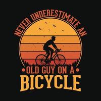 nunca subestime um cara velho em uma bicicleta - o ciclismo cita o design da camiseta para os amantes da aventura. vetor