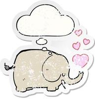 elefante de desenho animado bonito com corações de amor e balão de pensamento como um adesivo desgastado vetor