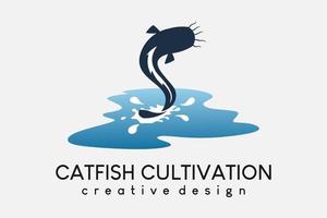 design de logotipo de piscicultor de água doce, criador ou piscicultura. silhueta de peixe-gato pulando na água com conceito criativo vetor