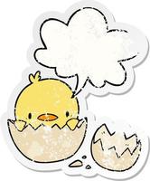 adesivo bonito pintinho de desenho animado eclodindo de ovo e bolha de fala vetor