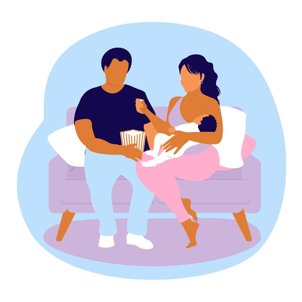 mamma è l'allattamento al seno sua bambino e Guardando un' film mentre seduta con sua marito su il divano. mangiare Popcorn. vettore