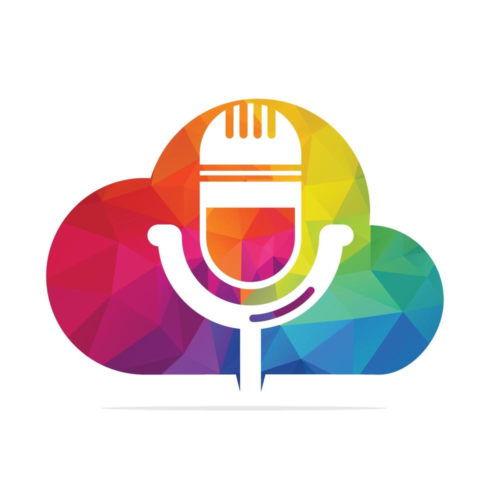 Podcast e nube logo design. studio tavolo microfono con trasmissione icona design. vettore
