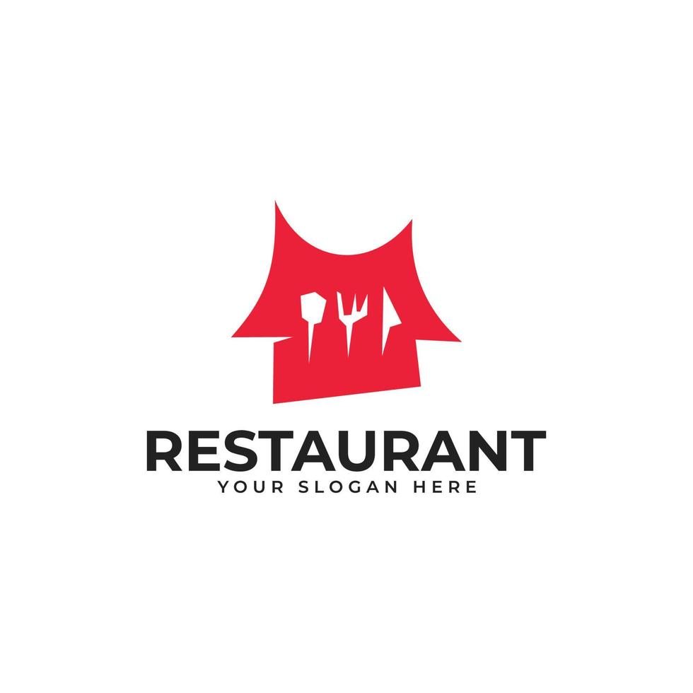 tradizionale ristorante logo design concetto con casa, cucchiaio, forchetta, coltello vettore