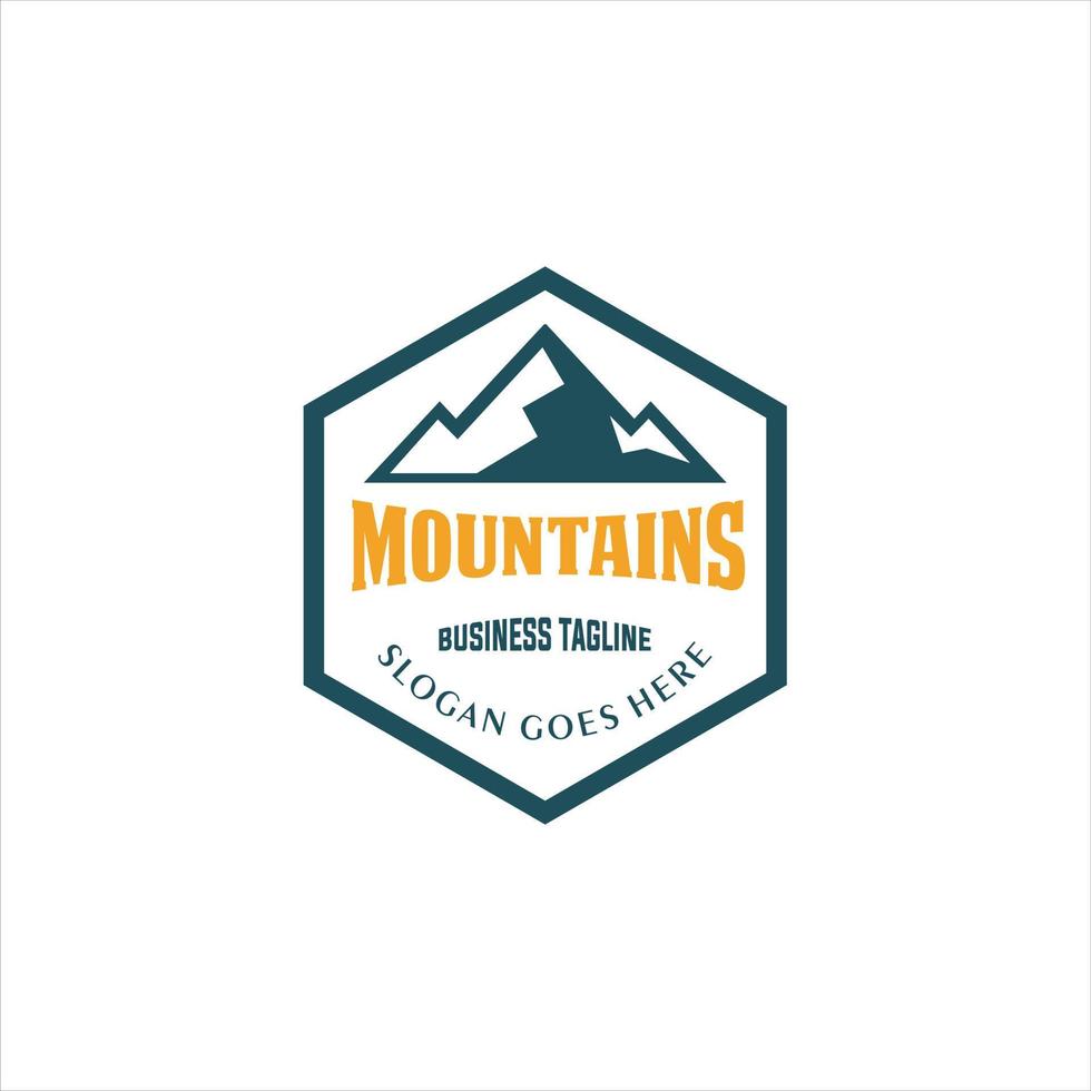 montagna etichette. escursioni a piedi emblemi, montagne emblema badge e all'aperto collina viaggio etichetta. vettore
