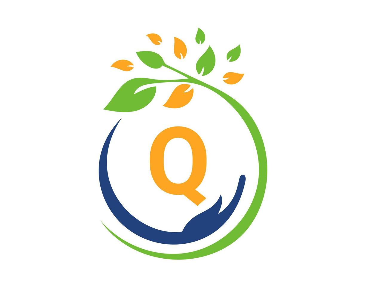 lettera q beneficenza logo con mano, foglia e concetto. mano cura fondazione logotipo vettore