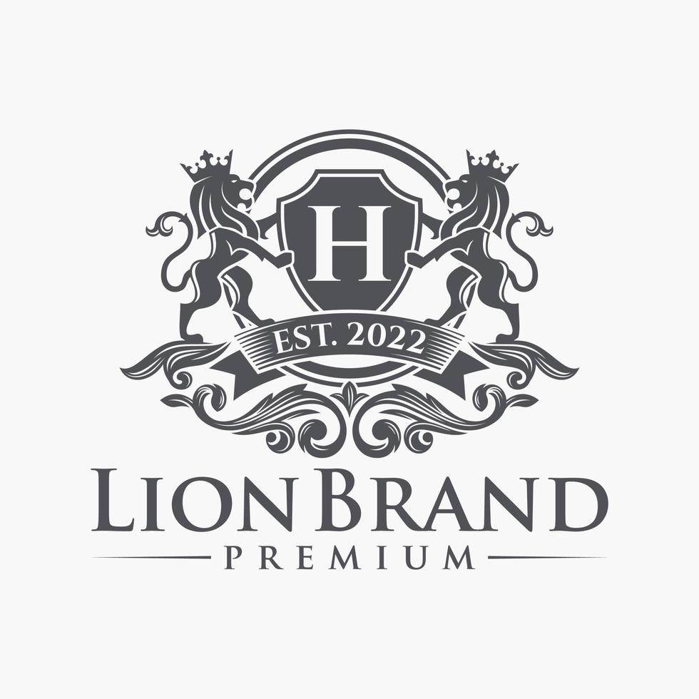 lusso Leone cresta araldica logo. elegante oro araldico scudo icona. premio marca identità emblema. reale cappotto di braccia azienda etichetta simbolo. moderno vettore illustrazione.