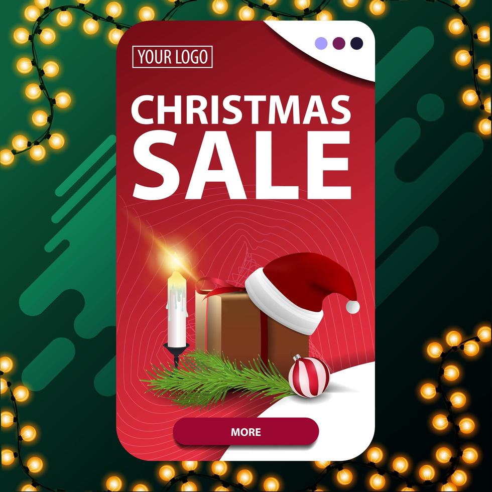 vendita di natale, banner sconto rosso verticale con pulsante, regalo con cappello di babbo natale, candele, ramo di albero di natale e palla di natale vettore