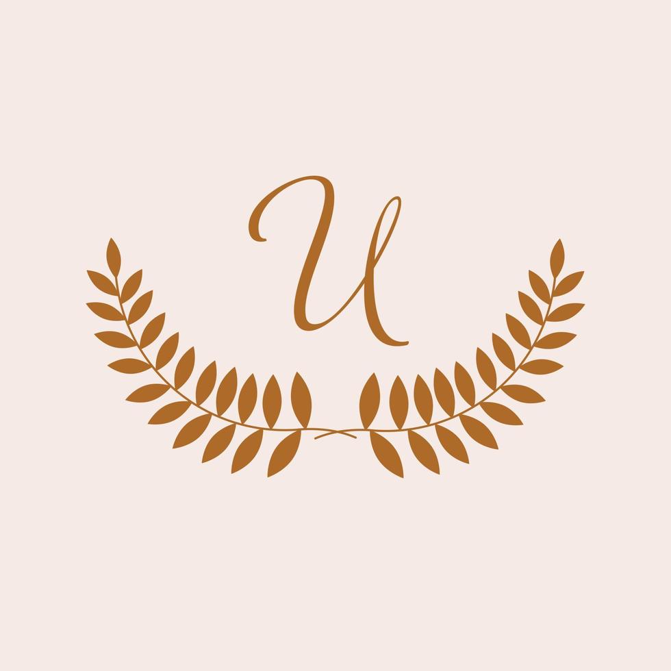 u iniziali logo design. lettere u reale emblema con corona. vettore