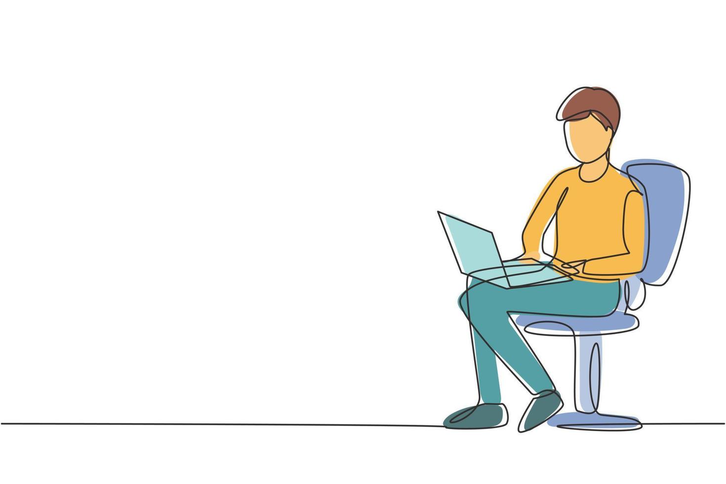 singolo disegno a tratteggio giovane ragazzo con laptop seduto sulla sedia. freelance, apprendimento a distanza, corsi online e concetto di studio. illustrazione vettoriale grafica di disegno di disegno di linea continua moderna