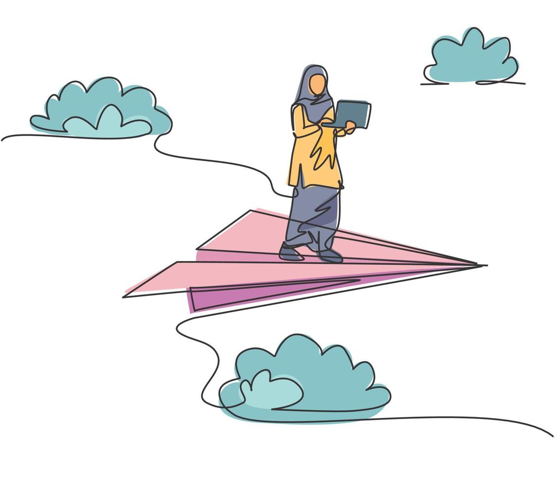 singolo disegno a tratteggio di una giovane donna d'affari araba che tiene il computer portatile su un aereo di carta volante. sfida aziendale. concetto di metafora minima. illustrazione vettoriale grafica di disegno di disegno di linea continua moderna