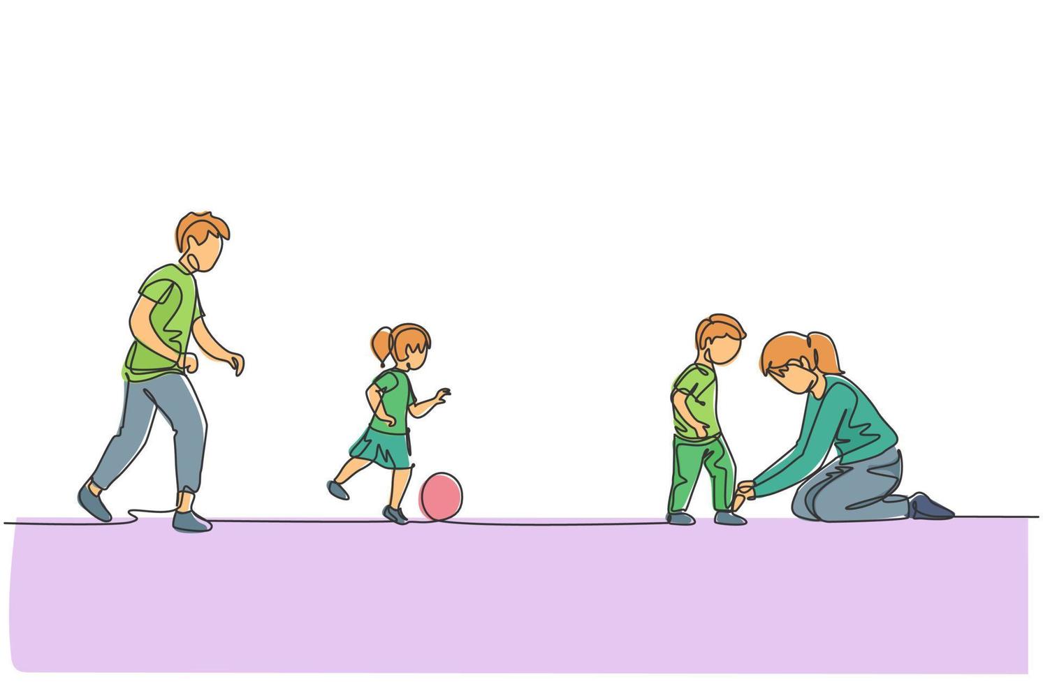 un disegno a tratteggio di un giovane papà che gioca a calcio con la figlia al campo mentre la mamma che lega i lacci delle scarpe del figlio illustrazione vettoriale. concetto di genitorialità familiare felice. design moderno a linea continua vettore