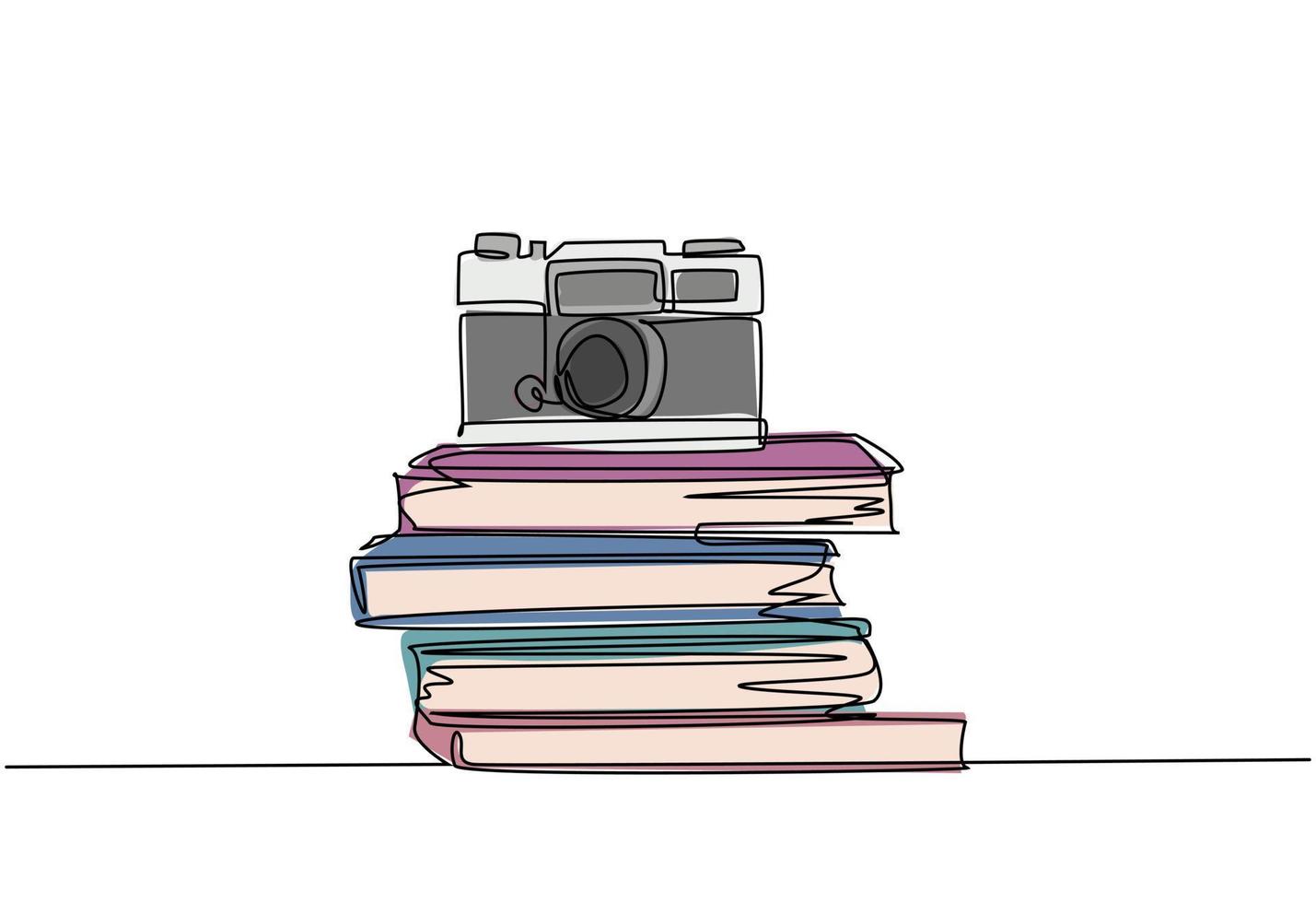 disegno a linea continua di una classica fotocamera tascabile analogica vintage sopra la pila di libri sulla scrivania. vecchio concetto di attrezzatura fotografica retrò. una linea disegnare disegno grafico illustrazione vettoriale