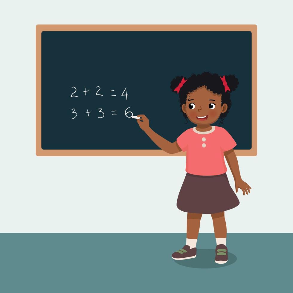 carino poco africano ragazza alunno scrittura con gesso matematica equazione soluzione su il lavagna nel davanti di classe vettore