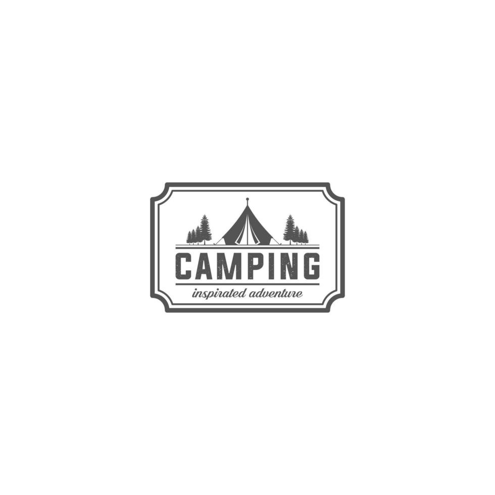 logo da campeggio con illustrazione di una tenda in mezzo agli alberi vettore