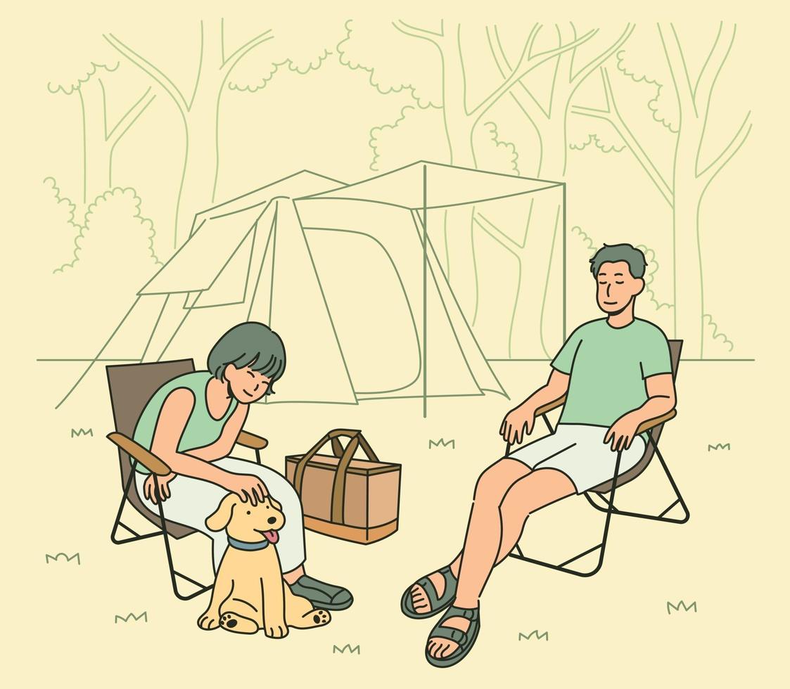 un uomo, una donna e un cane si accampano insieme nella natura. illustrazioni di disegno vettoriale stile disegnato a mano.