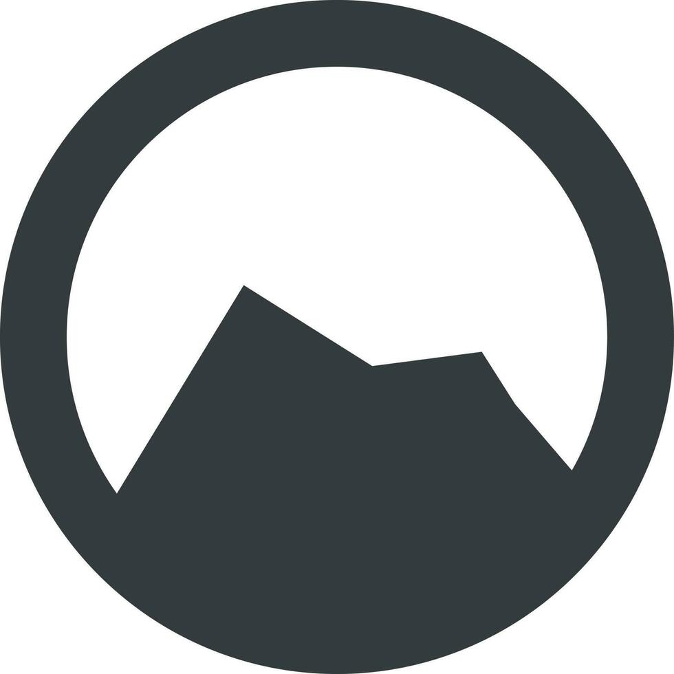 silhouette di montagna nel un' cerchio logo o cartello elemento. vettore