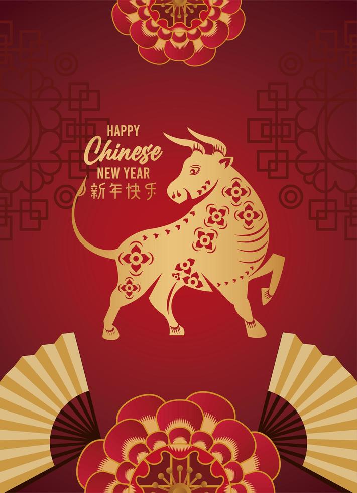 felice anno nuovo cinese lettering card con bue dorato e ventagli su sfondo rosso vettore