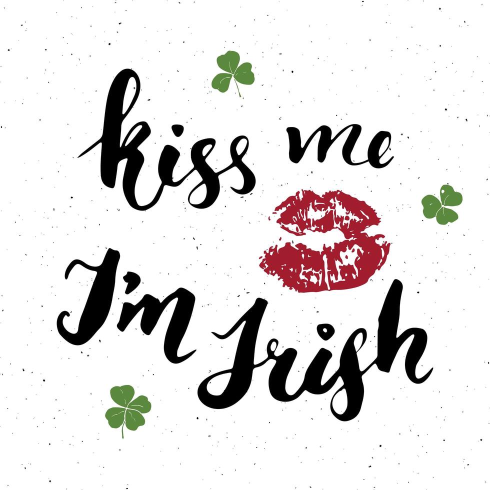 Baciami sono irlandese. iscrizione della mano della cartolina d'auguri di giorno di San Patrizio con labbra e trifogli, illustrazione di vettore del segno calligrafico spazzolato vacanza irlandese.