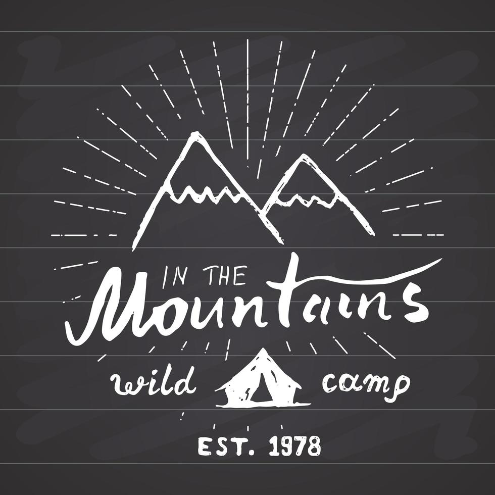 emblema di schizzo disegnato a mano di montagne. campeggio all'aperto e attività escursionistiche, sport estremi, simbolo di avventura all'aria aperta, illustrazione vettoriale su sfondo lavagna