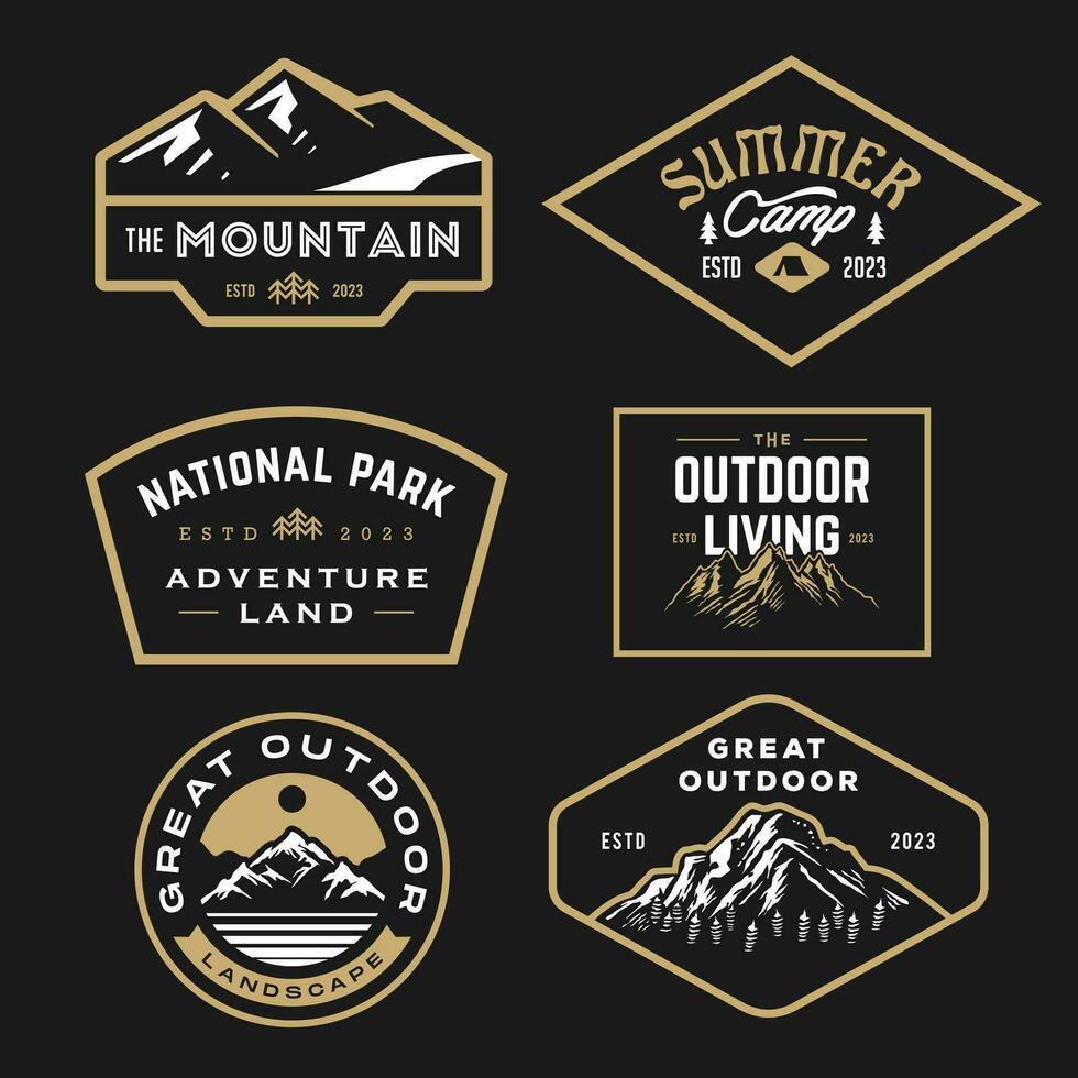 raccolta di set di badge avventura vintage. logo emblema del campeggio con illustrazione di montagna in stile retrò hipster vettore