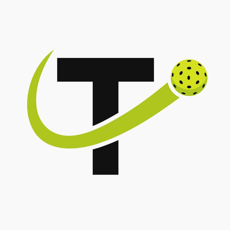 lettera t pickleball logo concetto con in movimento salamoia palla simbolo. salamoia palla logotipo vettore