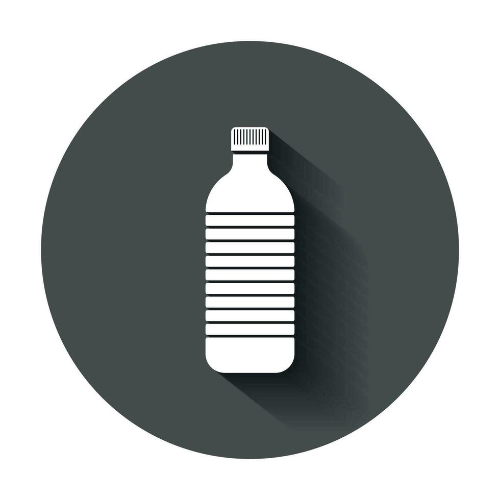 acqua bottiglia icona nel piatto stile. plastica bibita bottiglia vettore illustrazione con lungo ombra. liquido acqua attività commerciale concetto.