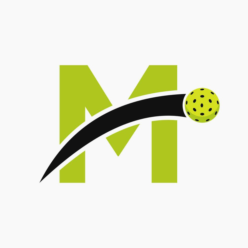 pickleball logo su lettera m con in movimento pickleball icona. pickleball cartello modello vettore