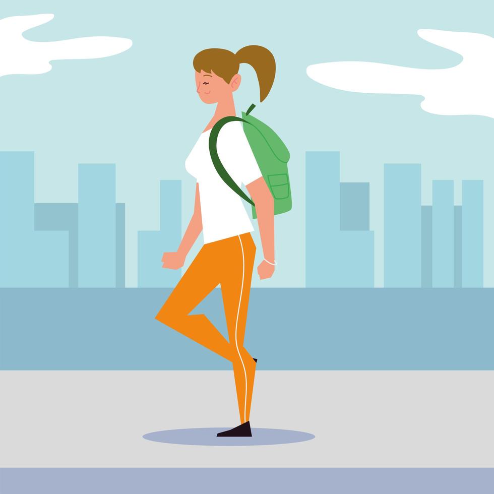 giovane donna con zaino che cammina per la strada della città vettore
