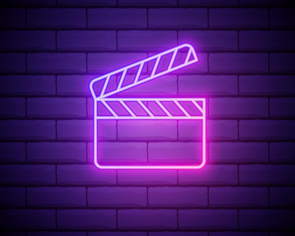 icona di batacchio di film al neon incandescente isolato su priorità bassa del muro di mattoni. icona della scheda di batacchio di pellicola. segno di ciak. produzione cinematografica o concetto di industria dei media. illustrazione vettoriale