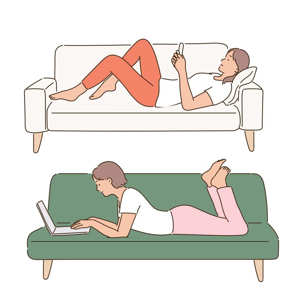 una donna sdraiata comodamente sul divano e guardando il suo telefono. una donna sdraiata comodamente sul divano e guardando un laptop. illustrazioni di disegno vettoriale stile disegnato a mano.