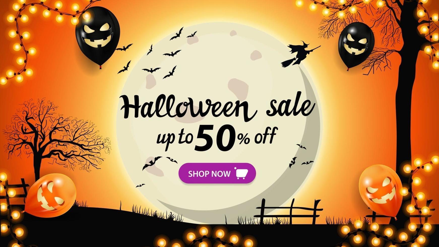 saldi di halloween, fino a 50 di sconto, banner arancione con paesaggio di halloween sullo sfondo. sfondo di halloween, paesaggio notturno con grande luna piena gialla, vecchi alberi e streghe nel cielo vettore