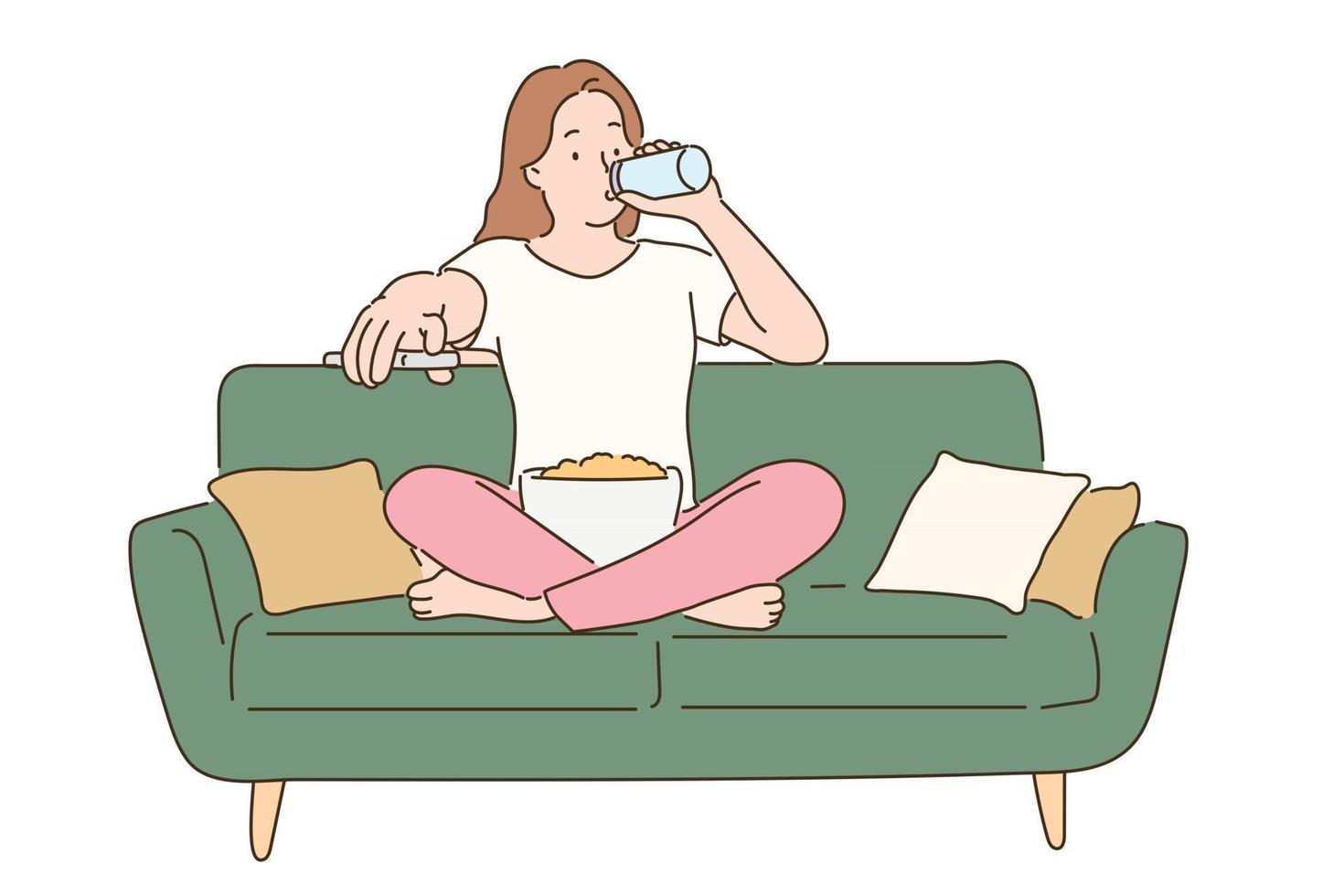 una ragazza è comodamente seduta sul divano e guarda la tv con uno spuntino tra le gambe. illustrazioni di disegno vettoriale stile disegnato a mano.