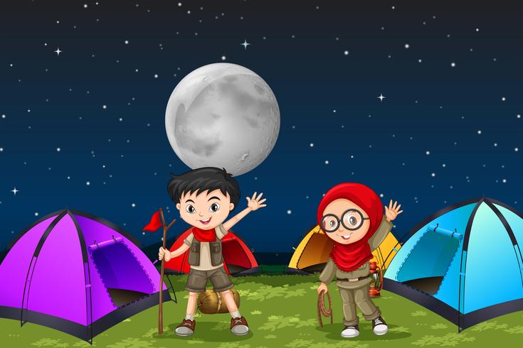 Camping bambini durante la notte vettore