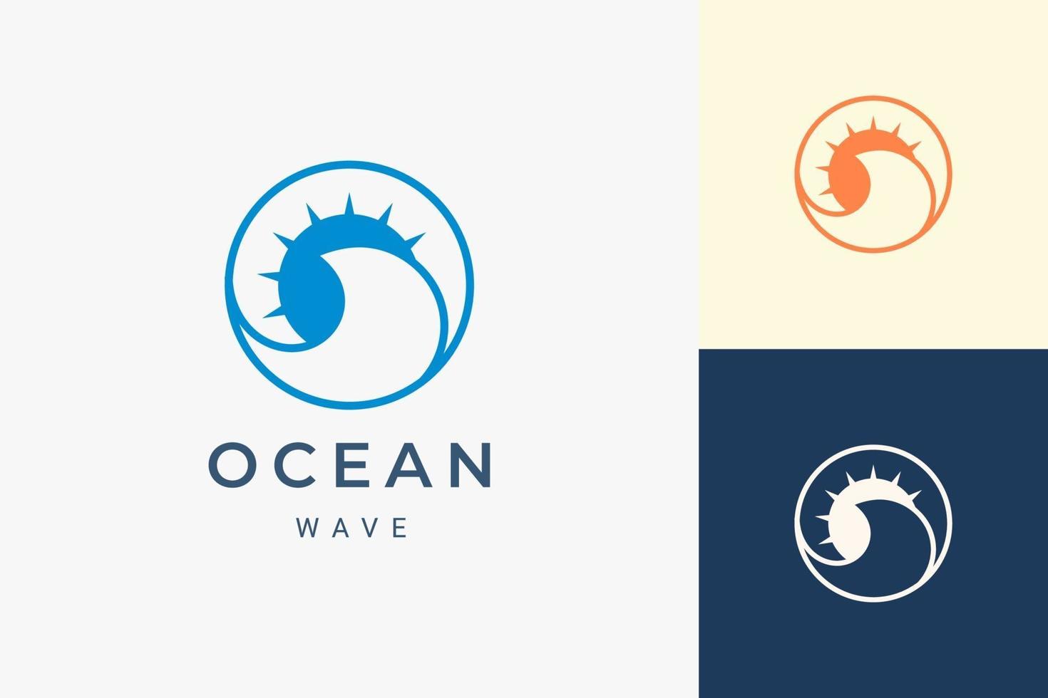 logo dell'oceano o della spiaggia con una semplice forma di sole e oceano vettore