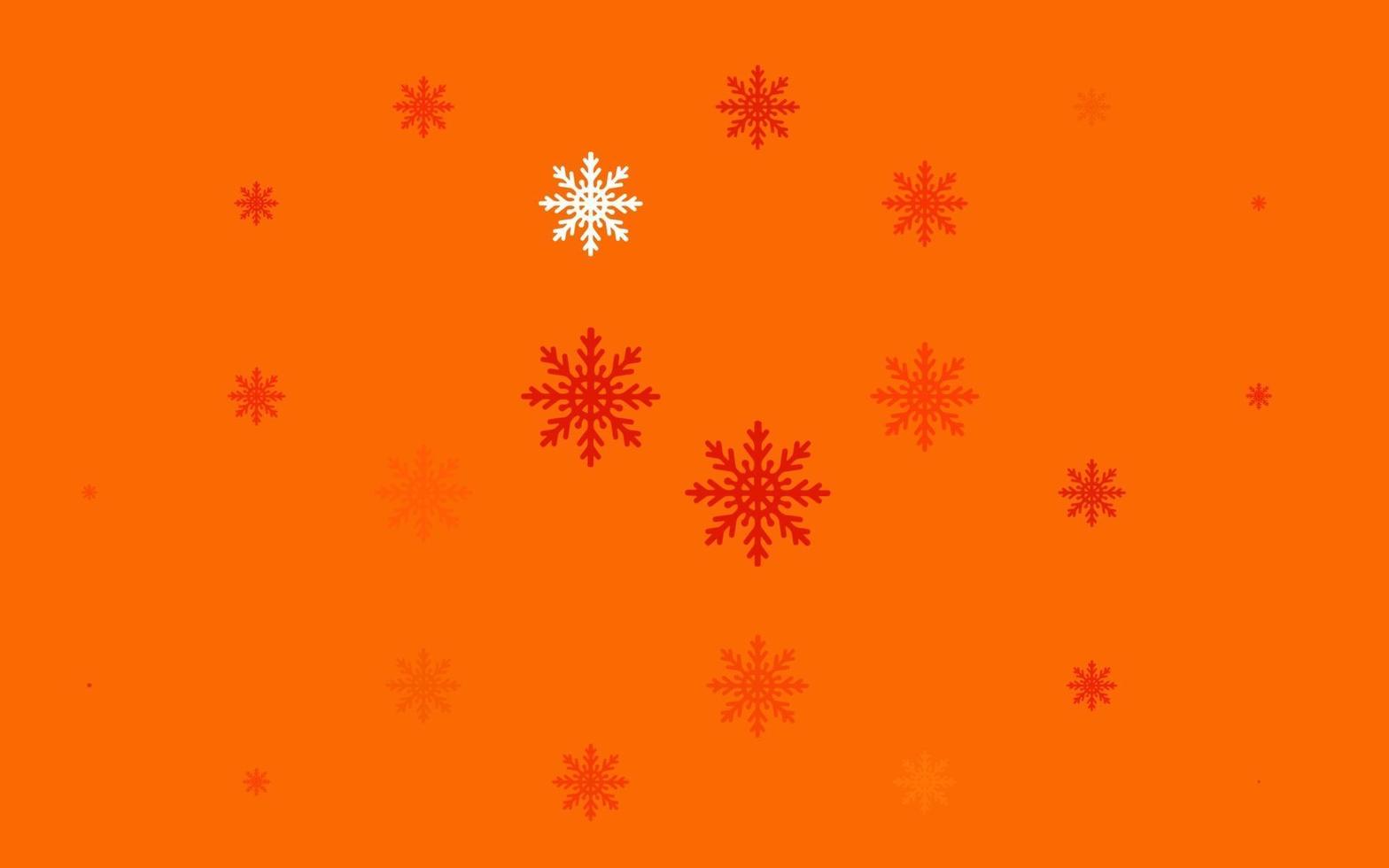 sfondo vettoriale arancione chiaro con fiocchi di neve di Natale.
