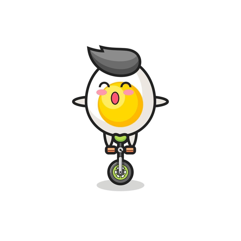 il simpatico personaggio delle uova sode sta andando in bicicletta da circo vettore