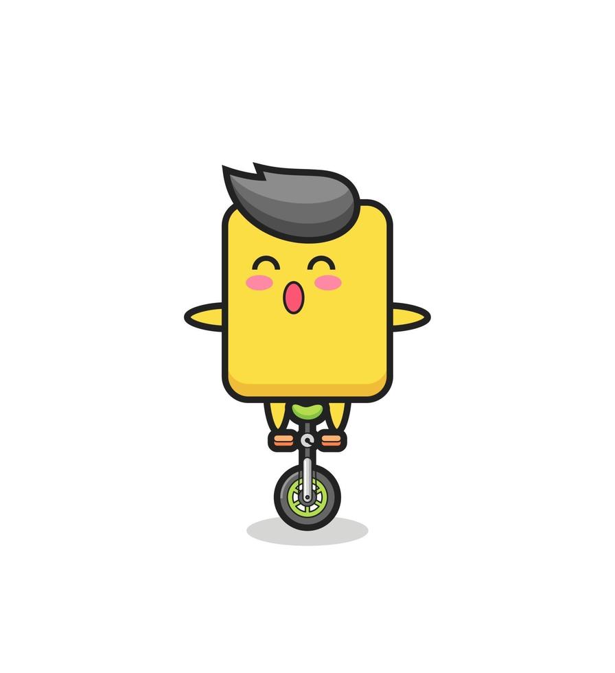 il simpatico personaggio cartellino giallo sta andando in bicicletta da circo vettore