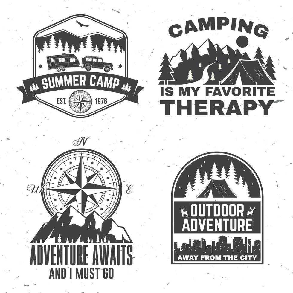 impostato di all'aperto avventura ispirazione Citazione. vettore. concetto per camicia, logo, Stampa, francobollo o tee. Vintage ▾ tipografia design con camper tenda, montagna, foresta, camper trailer silhouette vettore