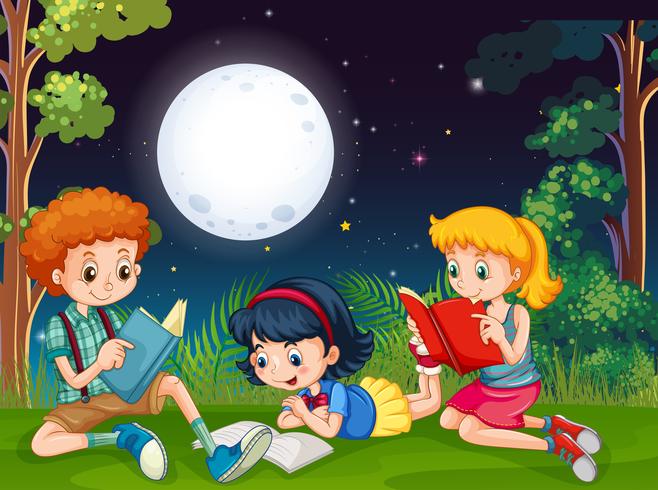 Tre bambini che leggono libri di notte nel parco vettore