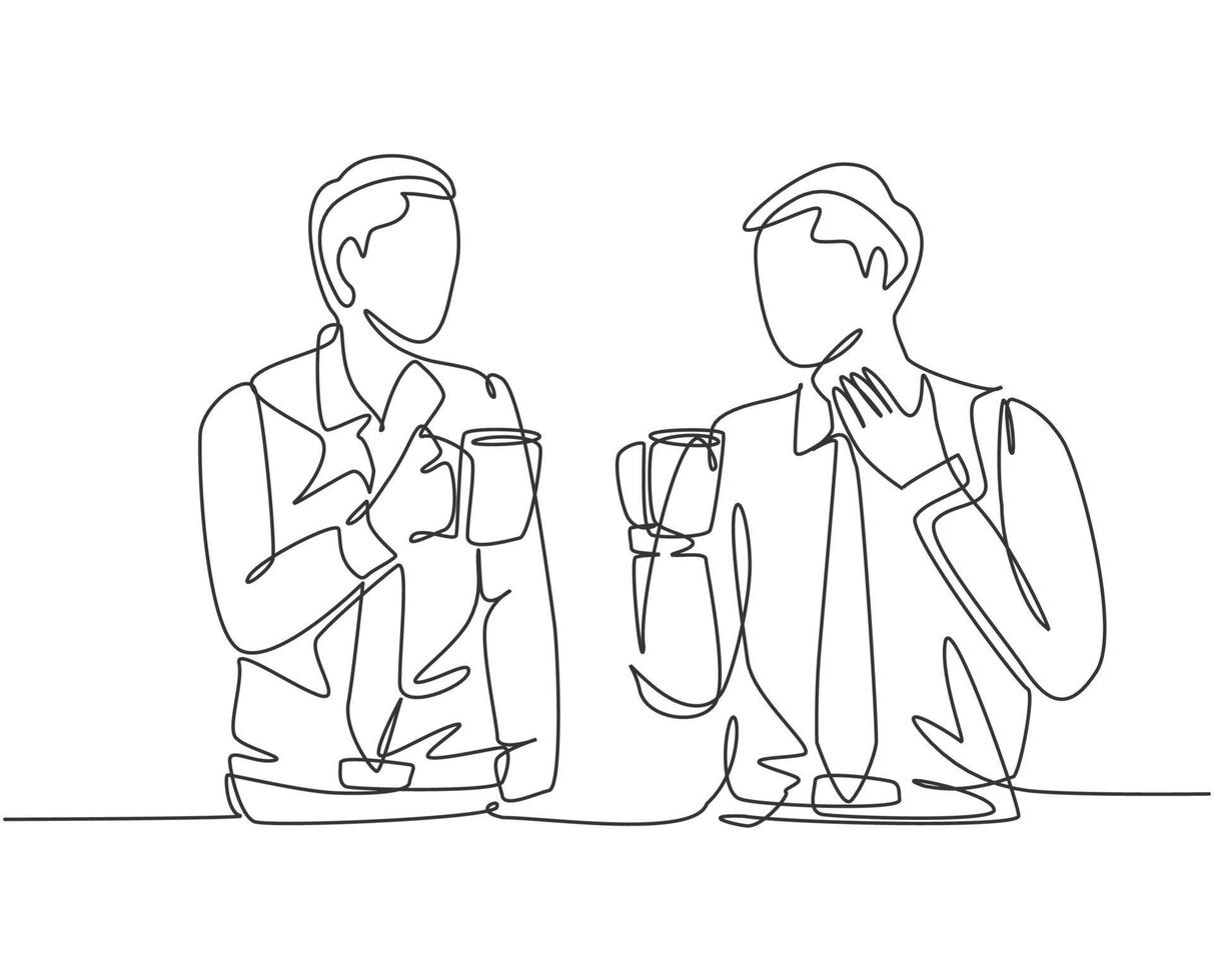un unico disegno a linea continua di due giovani lavoratori di sesso maschile che chiacchierano casualmente bevendo un caffè durante la pausa in ufficio. pausa di riposo al concetto di lavoro. grafica moderna dell'illustrazione di vettore di disegno di un disegno di una linea