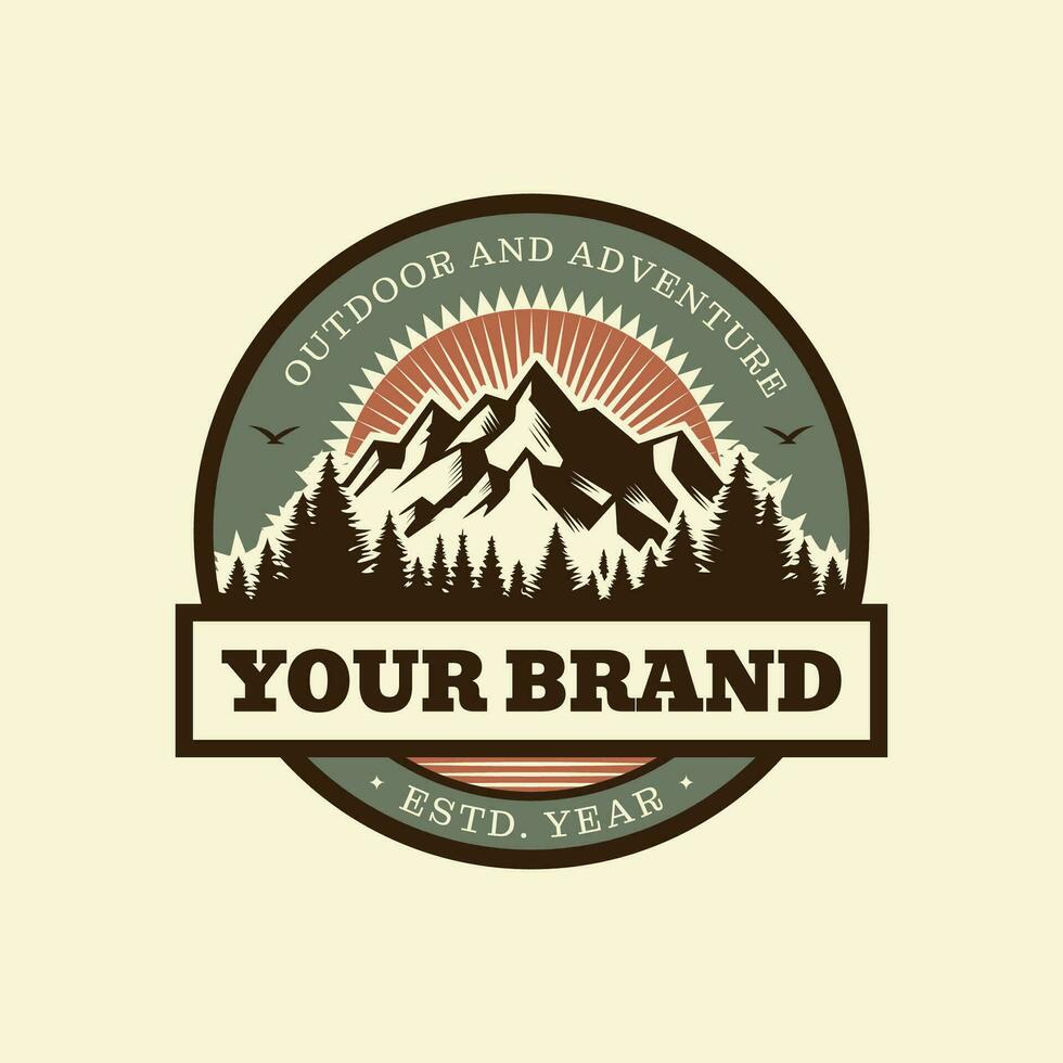 Vintage ▾ avventura all'aperto distintivo. campeggio emblema logo con montagna e albero illustrazione vettore