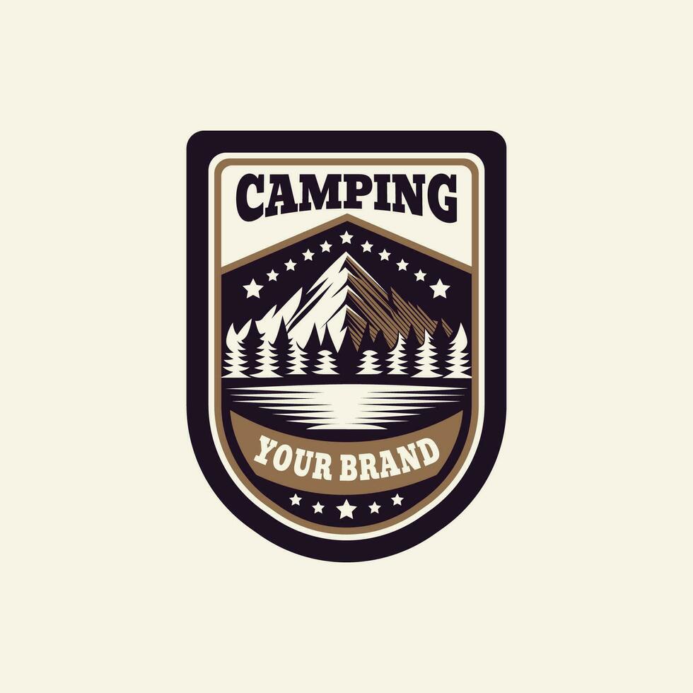 Vintage ▾ avventura all'aperto distintivo. campeggio emblema logo con montagna e albero illustrazione vettore