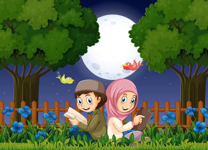 Due bambini musulmani che leggono nel giardino di notte vettore