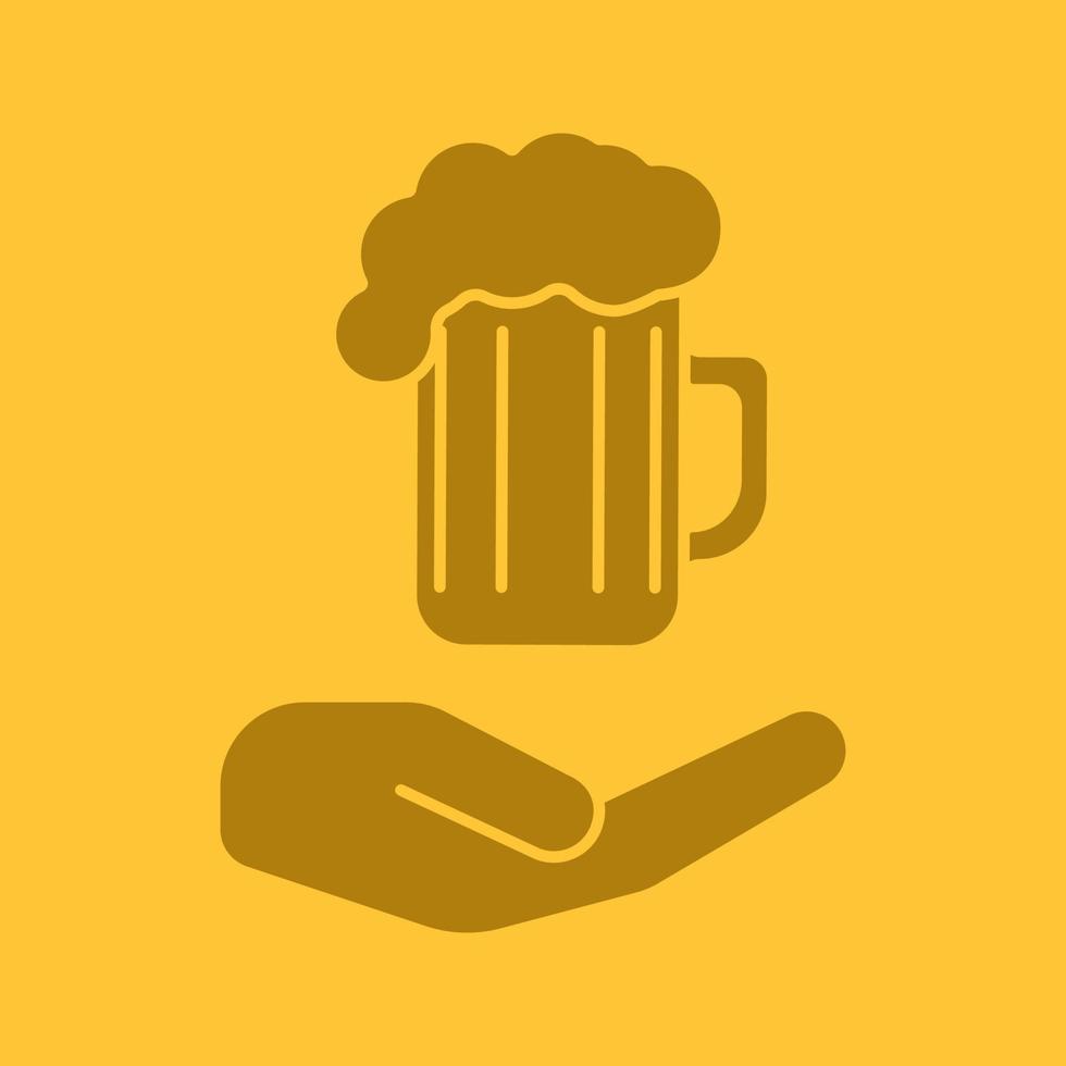 mano aperta con l'icona del colore del glifo del boccale di birra. simbolo di sagoma. birra libera. spazio negativo. illustrazione vettoriale isolato