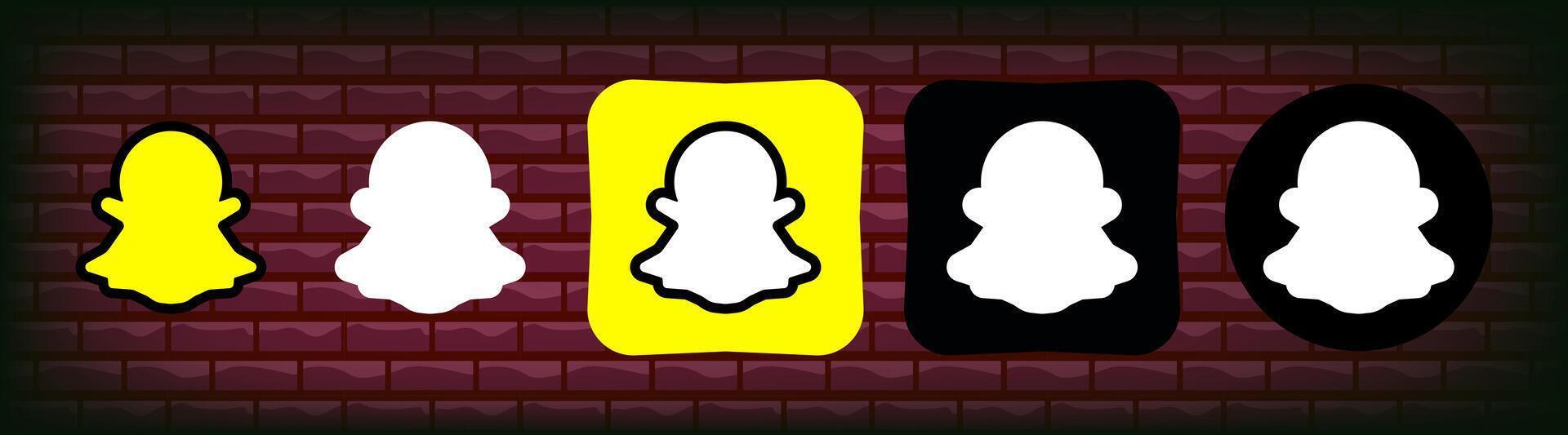 collezione di diverso Snapchat icone. sociale media logo. linea arte e piatto stile isolato su bianca sfondo. vettore linea icona per attività commerciale e pubblicità