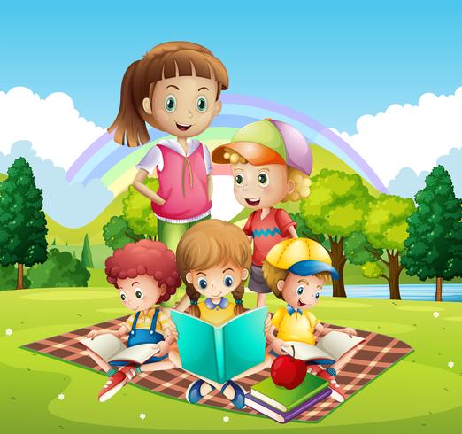 Bambini che leggono libri nel parco vettore