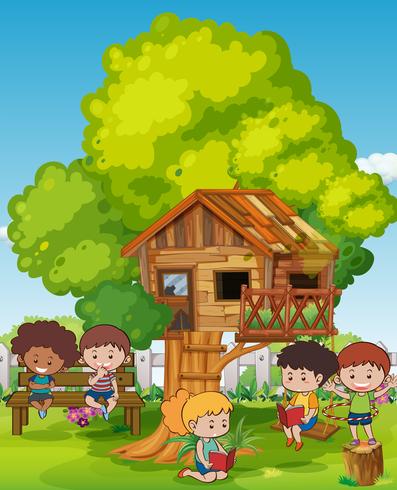 Scena con bambini e casa sull&#39;albero vettore